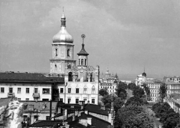 Дом по Георгиевскому переулку № 2 до снятия башенки, вид с улицы Владимирской. 1950-е годы. Из расформированного архива НИИТИАГ